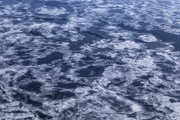 蓝色海表面以稀薄的冰纹理 — 图库照片