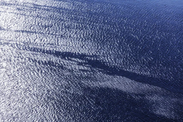 清澈的蓝海表面 反射阳光 纹理背景 — 图库照片