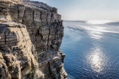 Tobizin cape Primorye, Rusya'da yüksek cliff kış görünümü