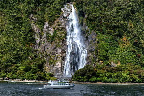Cruzeiro Balsa Bela Cachoeira Alta Milford Sound Fiordland National Park — Fotografia de Stock