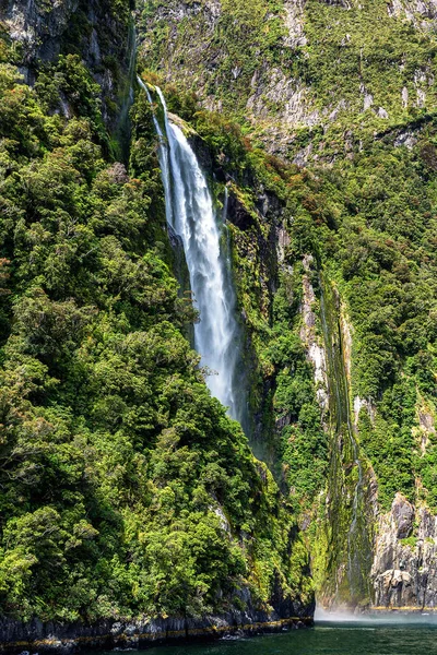 Milford ses, resim cruise feribotta alınan yüksek şelale.