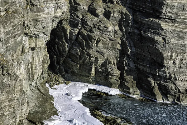 Liten Grotta Rock Vinter Med Snö Och Isflak Havet — Stockfoto