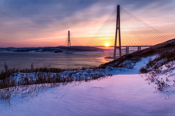 Taze Kar Uzun Askılı Köprü Vladivostok Rusya Ile Kış Günbatımı — Stok fotoğraf