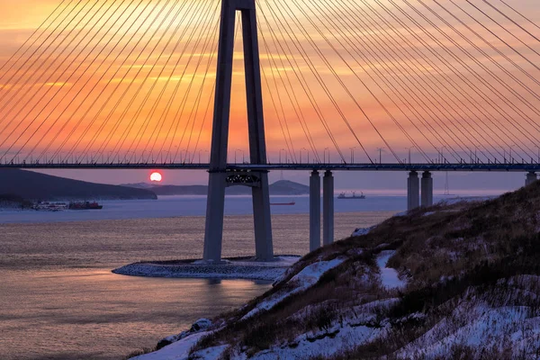 Χειμώνας Ηλιοβασίλεμα Μακρύ Καλώδιο Μένοντη Γέφυρα Στο Βλαδιβοστόκ Ρωσία — Φωτογραφία Αρχείου