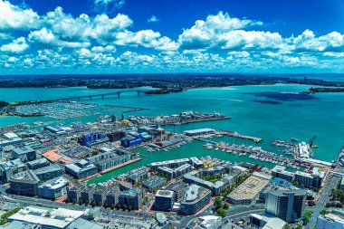 Auckland Köprüsü ve liman görünümünden gözlem güverte güneşli bir günde