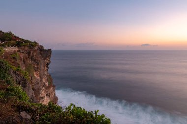 Uluwatu tapınağından denize gün batımı manzarası, Bali adası