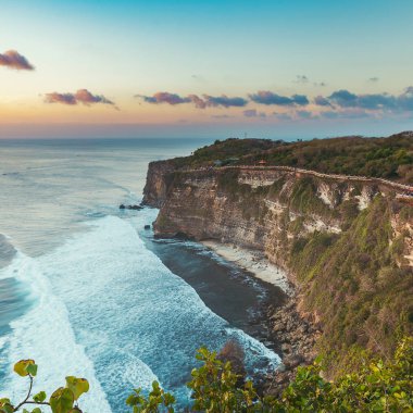 Uluwatu tapınağından denize gün batımı manzarası, Bali adası