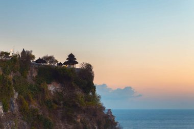 Uluwatu tapınağından denize gün batımı manzarası, Bali adası