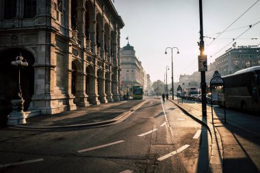Viyana, Avusturya - Ekim 2019: Viyana şehir merkezi caddelerinin sabah görüşü