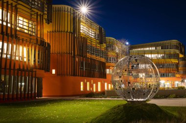 Viyana, Avusturya - Ekim 2019: Viyana Ekonomi Üniversitesi Kampüsü Gece Görüşü