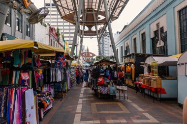 Kuala Lumpur, Malezya - Temmuz 2019: Kuala Lumpur 'daki ünlü sokak pazarı Petaling Caddesi' nde yürüyen insanlar