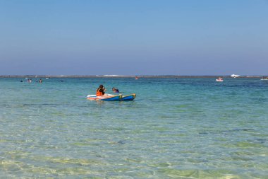 Bali, Endonezya - Temmuz, 2019: Pandawa plajında yüzen güzel su 