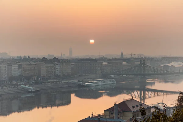 Meleg Napkelte Kép Budapestről Szabadság Hídra Néző Kilátással Tükröződésekkel Dunán — Stock Fotó