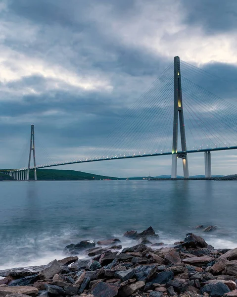 Uzun Kablo Gece Görünümü Vladivostok Rusya Kaldı Köprü — Stok fotoğraf