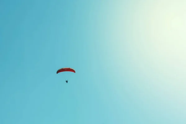 Yamaç Paraşütü Berrak Mavi Gökyüzü Arka Planı — Stok fotoğraf