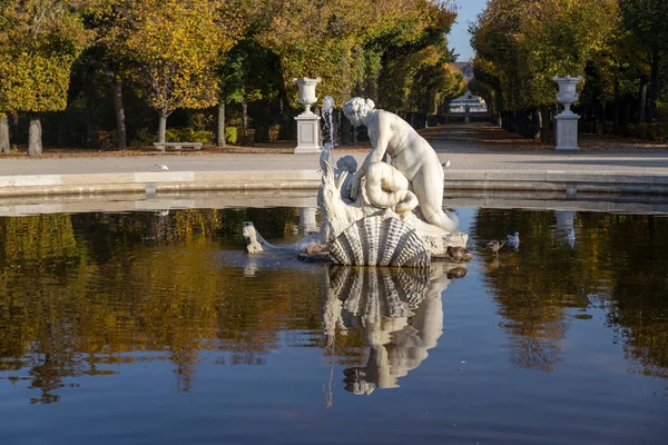 Vienna Austria Ottobre 2019 Fontana Con Riflessione Scultorea Nel Giardino — Foto Stock