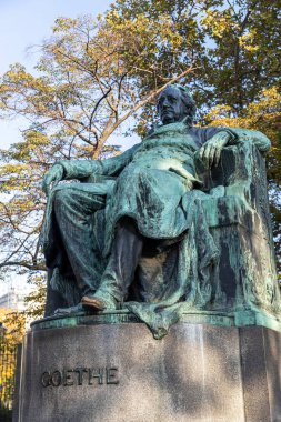 Goethe monumet Viyana 'da Sonbahar sezonunda parkta