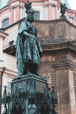 Prag 'daki Charles Köprüsü yakınlarındaki Haçlı Meydanı' nda IV. Charles Anıtı.