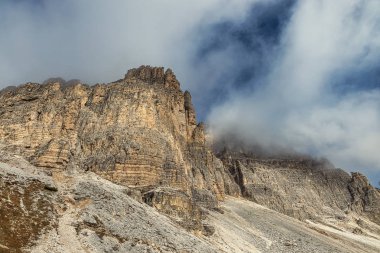 Tre Cime di Lavaredo Ulusal Parkı, Dolomitler, İtalya 'da Rocky Dağları ve bulutlu mavi gökyüzü