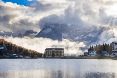 Lago di Misurina Kayalık Dolomite tepeleriyle dolu bulutlu bir günde inanılmaz manzara