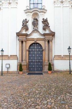 Strahov Manastırı cephesi Prag 'da büyük, güzel bir kapısı var.