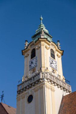 Bratislava Eski Şehir Saat Kulesi ve mavi gökyüzü arka planı, Slovakya
