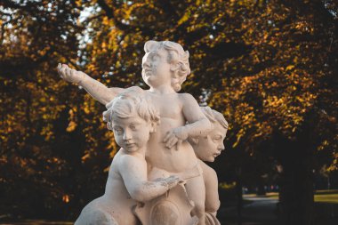 Viyana, Avusturya - Ekim 2019: Sonbahar mevsiminde Schonbrunn saray bahçesinde heykel