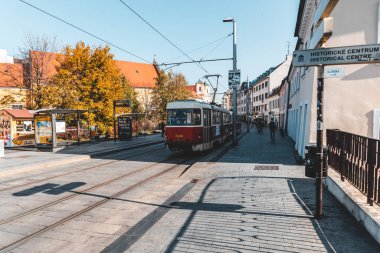 Bratislava, Slovakya - Ekim 2019: Bratislava 'nın tarihi merkezinde kızıl tramvay