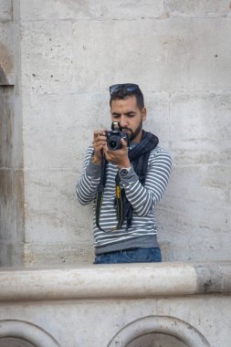 Budapeşte, Macaristan - Ekim 2019: Budapeşte 'de tarihi yerleri fotoğraflayan turist