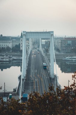 Budapeşte, Macaristan - Ekim 2019: Elizabeth köprüsü ve Tuna Nehri 'nin sabah manzarası