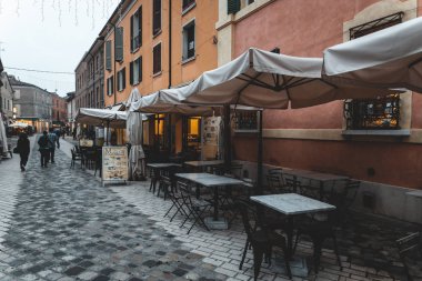 Ravenna, İtalya - Ekim 2019: Ravenna 'daki eski sokakların akşam manzarası