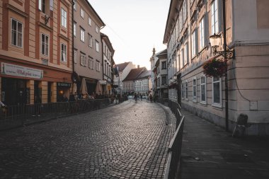 Ljubljana, Slovenya - Ekim 2019: Ljubljana 'nın tarihi merkezinin eski sokakları