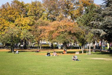 Viyana, Avusturya - Ekim 2019: Viyana 'daki Sigmund Freud parkında dinlenen insanlar