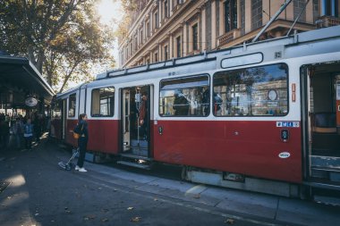 Viyana, Avusturya - Ekim 2019: Viyana şehir merkezinde klasik kırmızı-beyaz tramvay