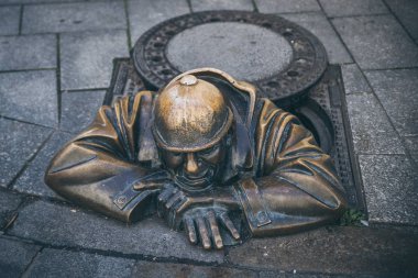 Bratislava, Slovakya - Ekim 2019: Bratislava şehir merkezinde İş Başındaki Adam ünlü heykel