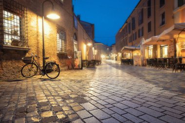 Ravenna, İtalya - Kasım 2019: Ravenna 'nın tarihi şehir merkezinin boş akşam sokakları