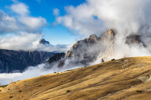 Dolomittoppar Täckta Moln Fantastisk Utsikt Från Tre Cime Lavaredo Vandringsled — Stockfoto