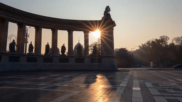 Sonnenaufgang Heldenplatz Mit Wunderschönen Monumenten Silhouetten — Stockfoto