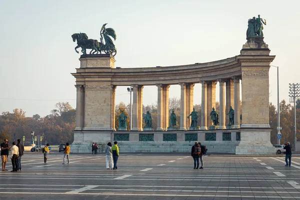 Budapešť Maďarsko Říjen 2019 Turisté Náměstí Hrdinů Budapešti Slunečného Dne — Stock fotografie