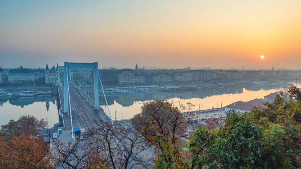 Widok Wschód Słońca Budapesztu Dunaj Most Elizabeth Sezonie Jesiennym — Zdjęcie stockowe
