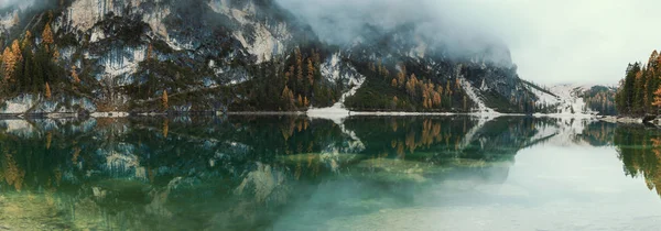 意大利著名的拉戈 布拉斯湖的全景 在多雾的天气里 秋天的群山映衬着美丽的景色 — 图库照片