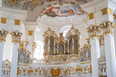 Wies, Almanya - Kasım 2019 Wieskirche Kilisesi, Bavyera, Almanya 'da şaşırtıcı beyaz iç mekan ve organ