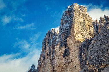Rocky tepeleri ve bulutlu mavi gökyüzü, Tre Cime di Lavaredo Parkı, İtalya