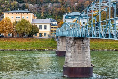 Salzburg, Avusturya - Ekim 2019: Nehir üzerindeki köprü ve sonbaharda Salzburg 'daki tarihi binalar