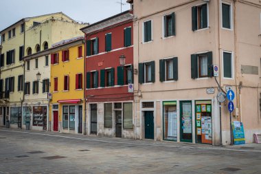 Chioggia, İtalya - Ekim 2019: Veneto 'daki Chioggia şehrinin eski sokakları