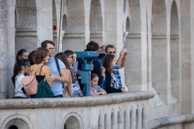 Budapeşte, Macaristan - Ekim 2019: Budapeşte 'deki ünlü Balıkçı Kalesi' ndeki gözlem güvertesinde turistler