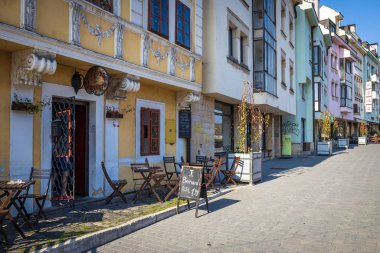 Bratislava, Slovakya - Ekim 2019 Bratislava 'da renkli evleri olan eski sokak