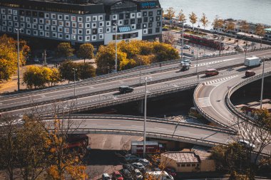 Bratislava, Slovakya - Ekim 2019: Tuna Nehri üzerindeki köprüye giden geniş yollar