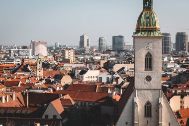 Bratislava, Slovakya - Ekim 2019: Bratislava eski tarihi merkez ve modern binaların kaleden görünüşü