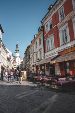 Bratislava, Slovakya - Ekim 2019 Bratislava 'nın merkezinde eski yaya sokağı